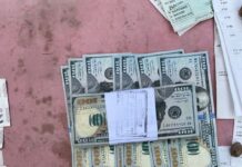 Detenidos tras intentar pagar con dólares falsos