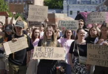 Por qué miles de personas salieron a protestar en Ucrania tras la destitución del ministro de Defensa